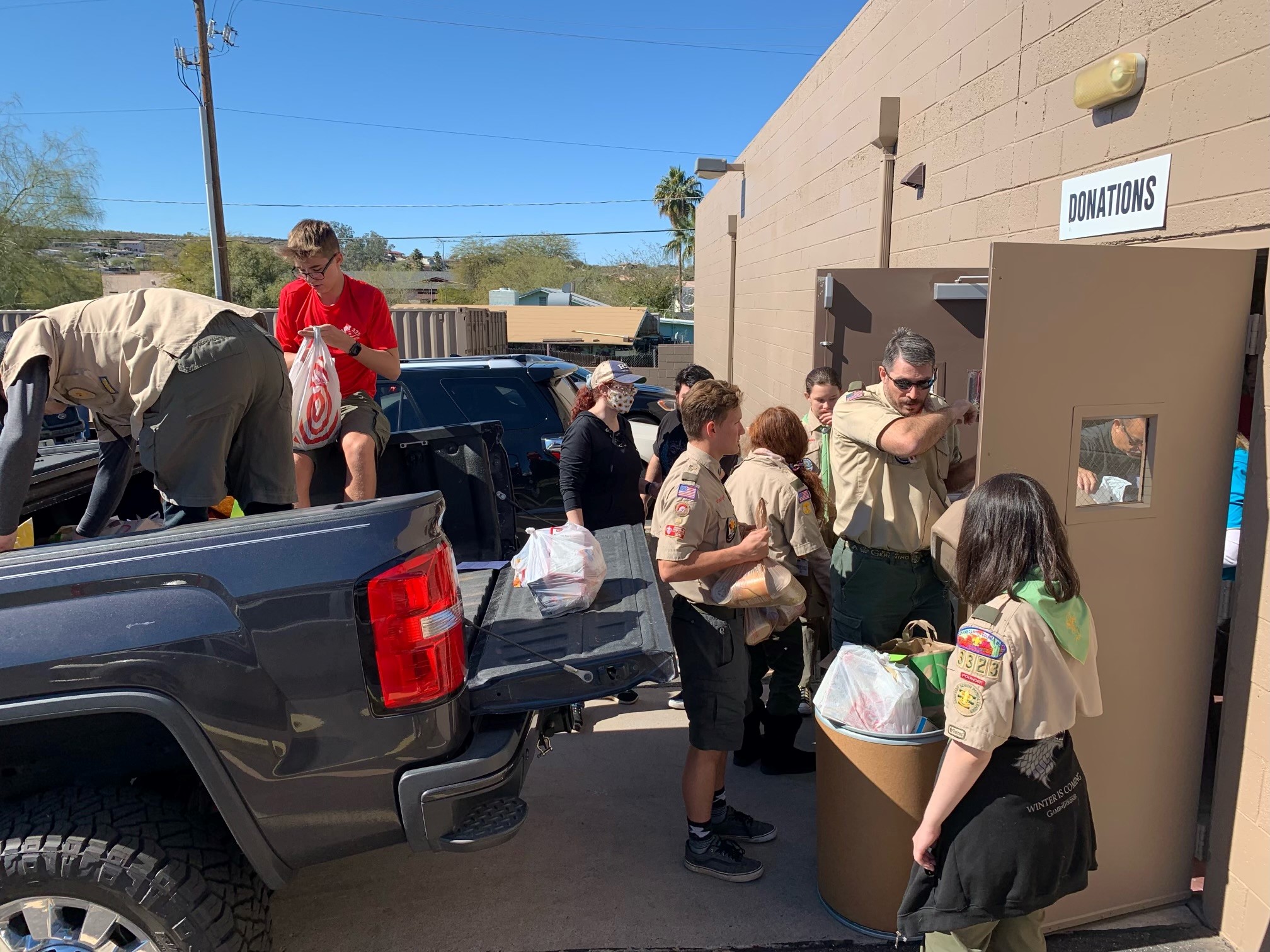Scouts unloading food